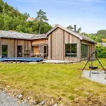 4 Bedroom Stunning In Дом отдыха Hjelmeland