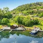 Дом отдыха 4 Bedroom Stunning In Hjelmeland