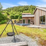 Дом отдыха 4 Bedroom Stunning In