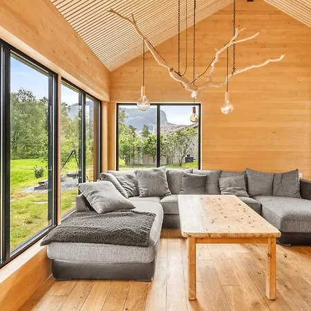 4 Bedroom Stunning In Hjelmeland