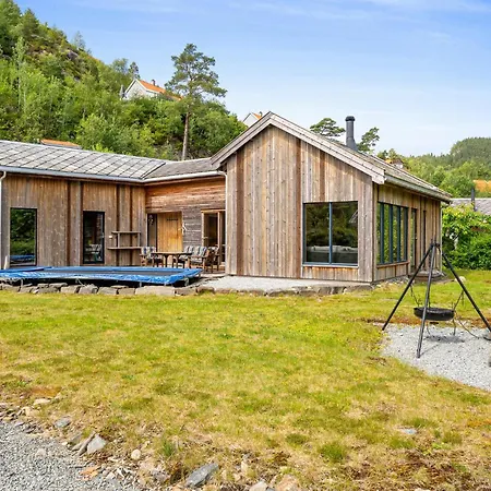 4 Bedroom Stunning In 別荘 Hjelmeland