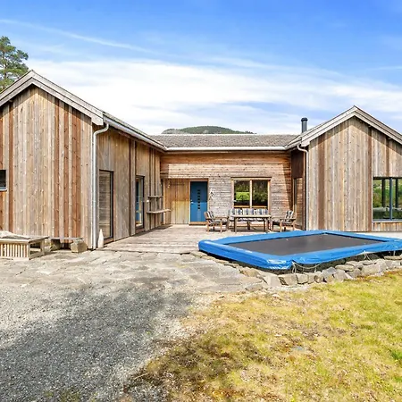 4 Bedroom Stunning In Hjelmeland