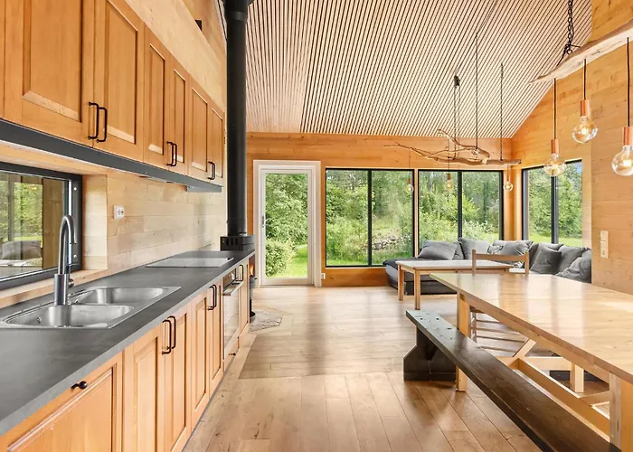 4 Bedroom Stunning In Hébergement de vacances Hjelmeland