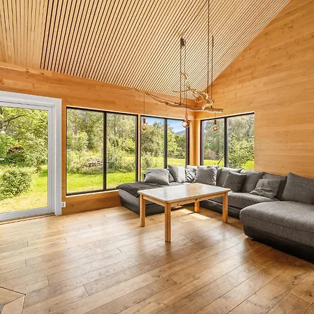 4 Bedroom Stunning In Semesterbostad